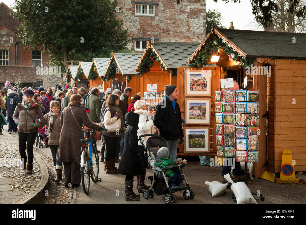 La foule profiter des boutiques du marché de noël bu la cathédrale de Winchester Banque D'Images