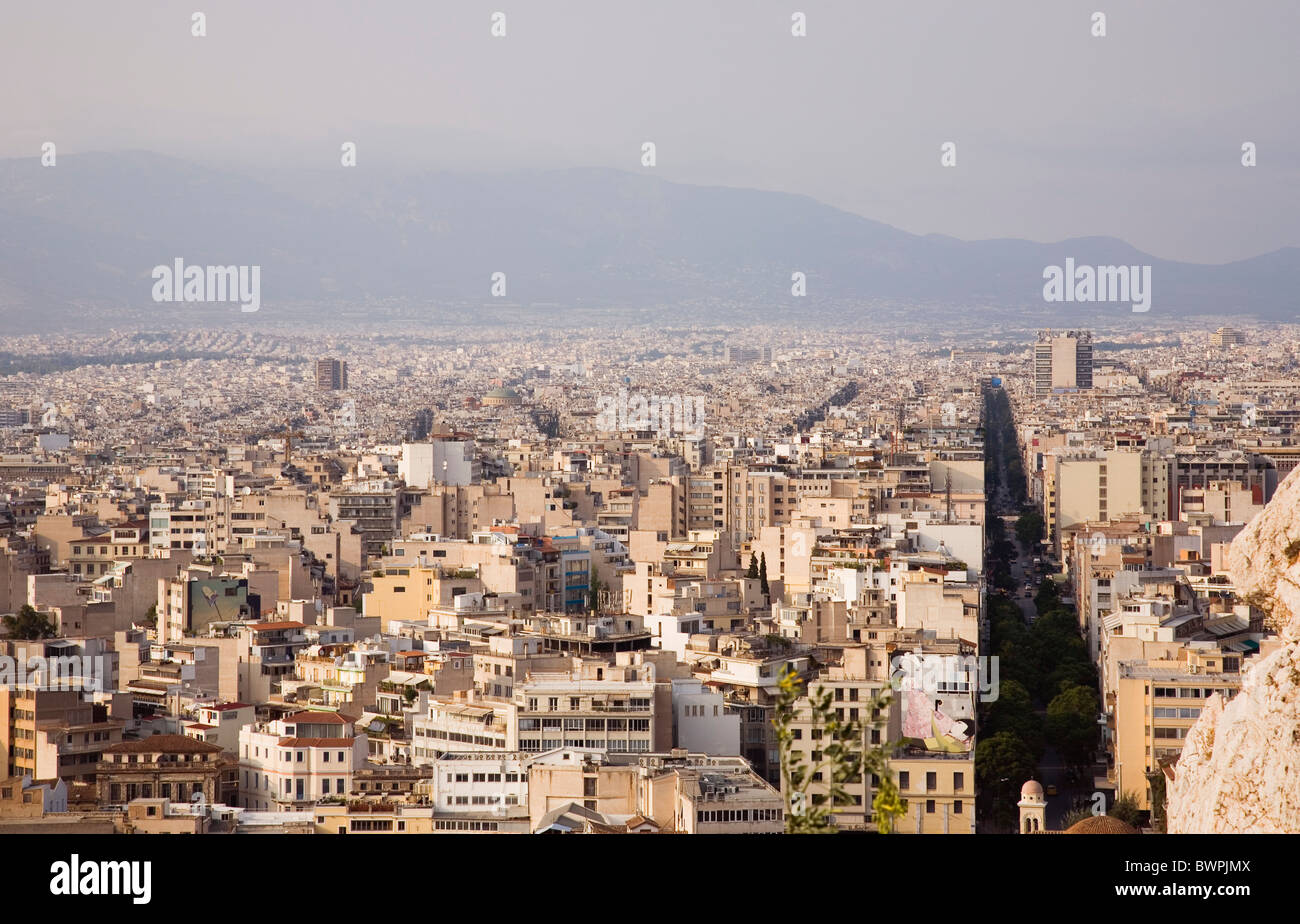 Grèce Athènes Attique Vue à travers l'air pollué de la ville de l'Acropole au mont Parnitha au nord Banque D'Images