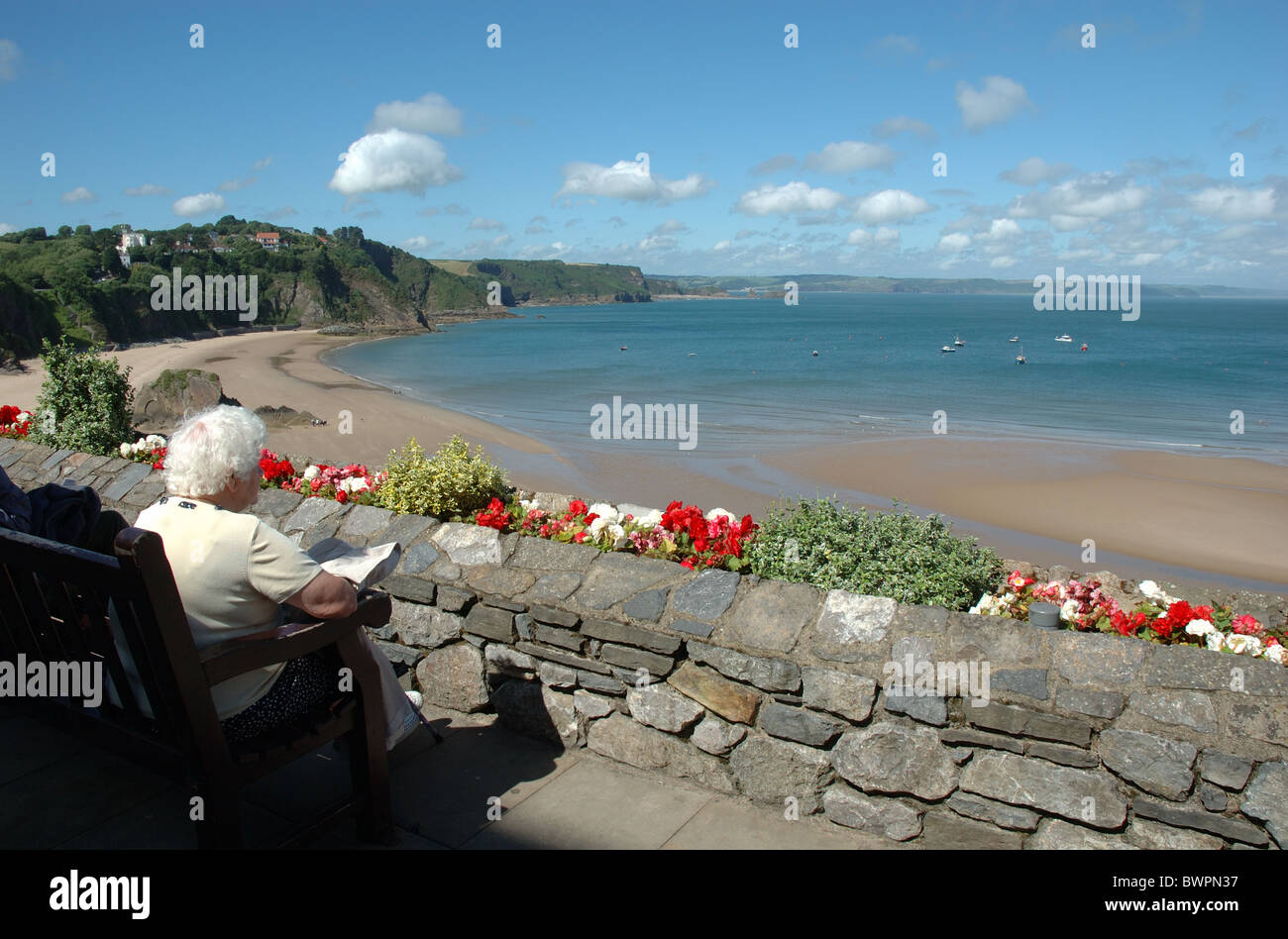 Personnes âgées woman enjoying view de North Beach, Tenby, Pembrokeshire, Pays de Galles, Royaume-Uni Banque D'Images
