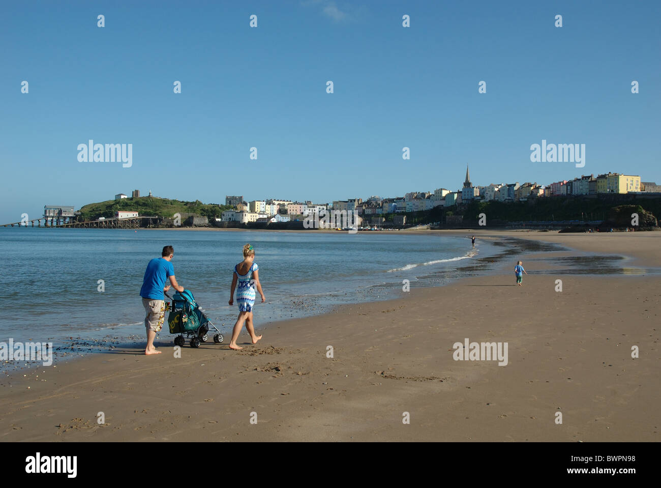 Balades en famille sur North beach, Tenby, Pembrokeshire, Pays de Galles, Royaume-Uni Banque D'Images