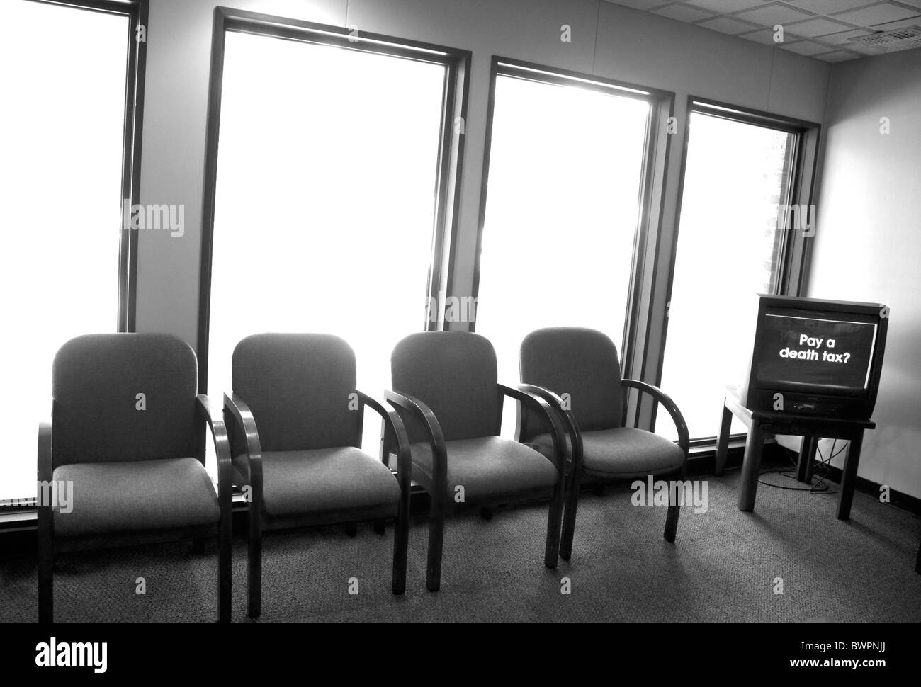 Payer un impôt sur la mort sur un écran de télévision dans la salle d'attente du cabinet du médecin Banque D'Images