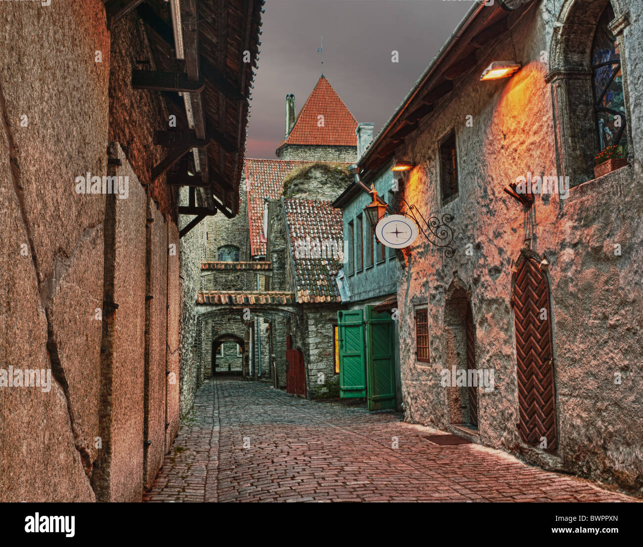Tallinn, Estonie - maisons dans une vieille rue pavée, de nuit Banque D'Images