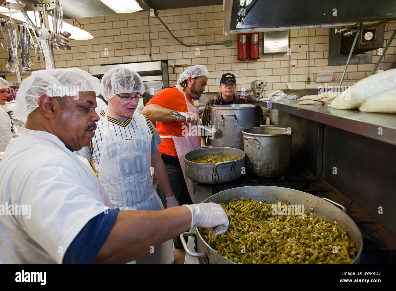 Les bénévoles de préparer le dîner de Thanksgiving pour des milliers de familles dans le besoin Banque D'Images