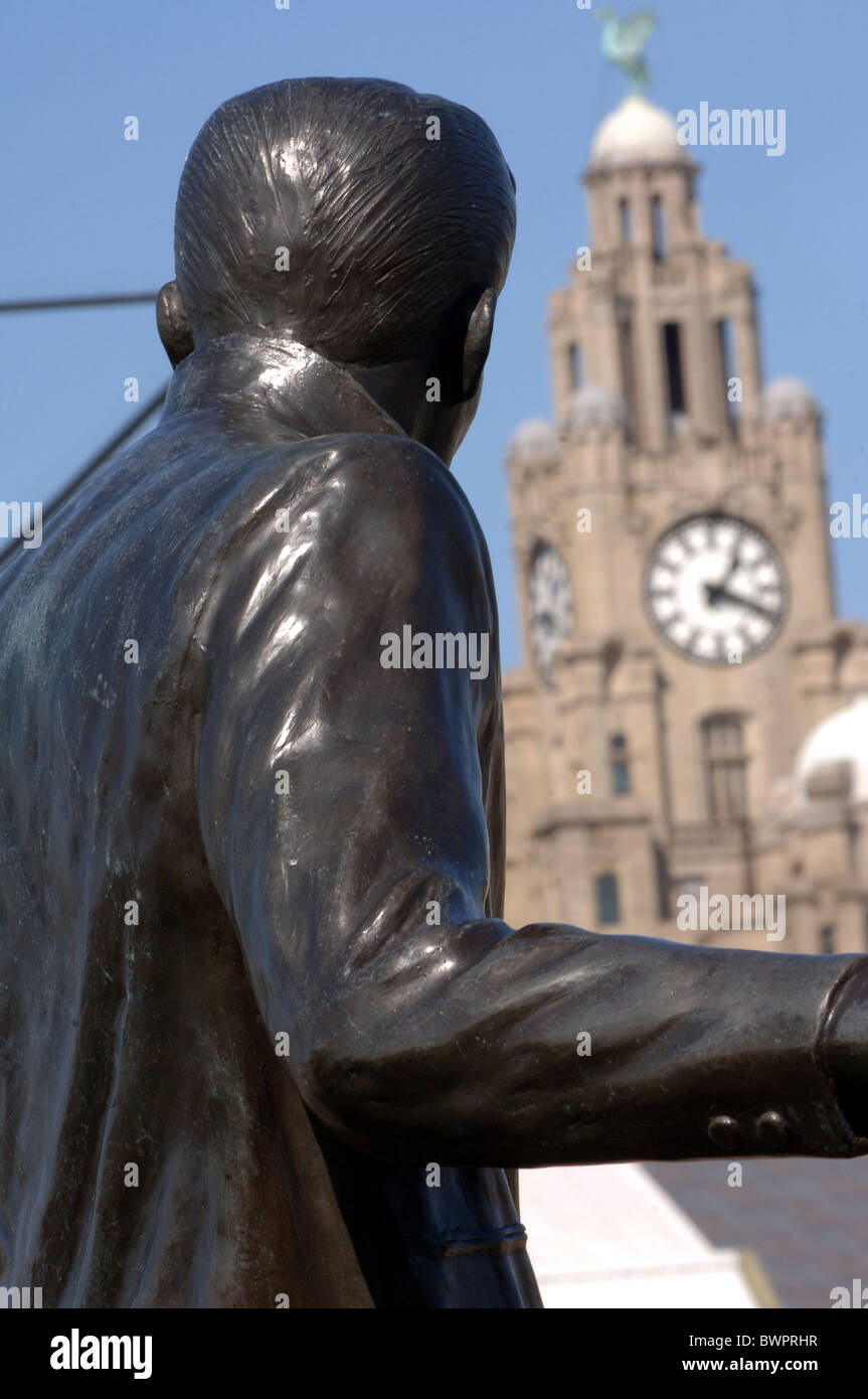 La Statue de Billy Fury sur front de mer de Liverpool à l'égard du Liver Building. Banque D'Images
