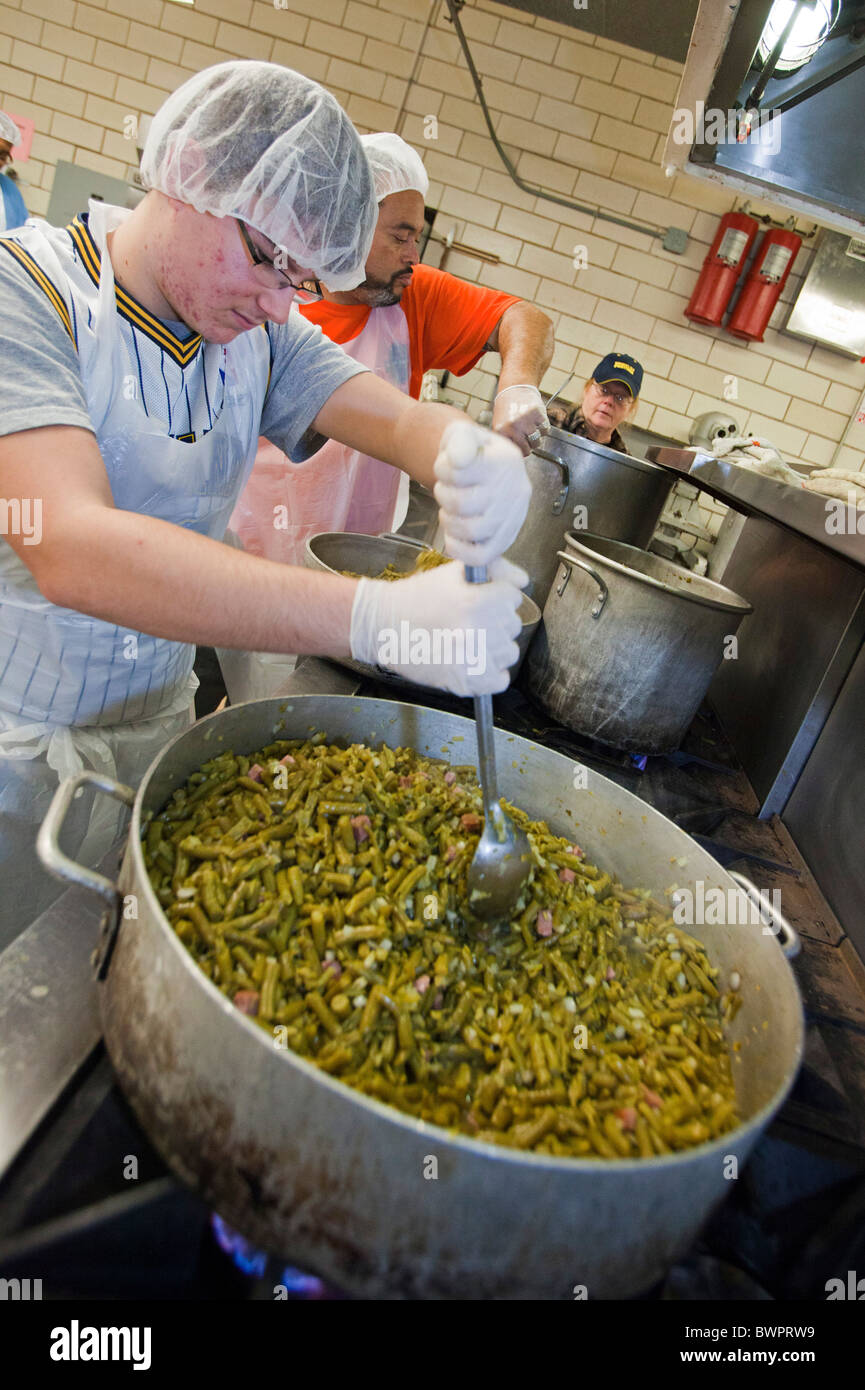 Les bénévoles de préparer le dîner de Thanksgiving pour des milliers de familles dans le besoin Banque D'Images