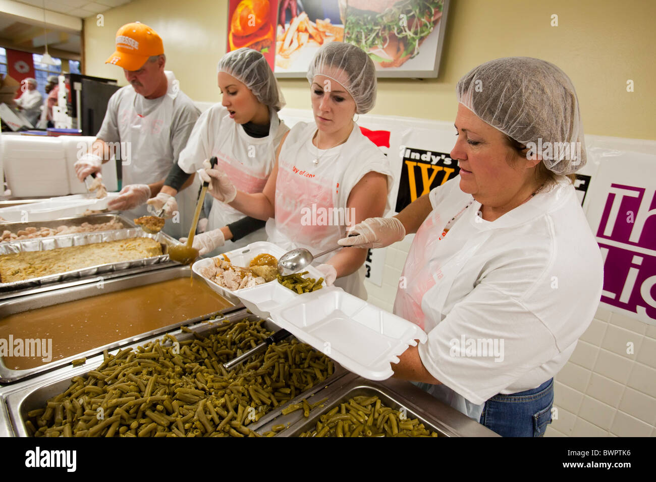 Les bénévoles de préparer le dîner de Thanksgiving pour des milliers de familles dans le besoin Banque D'Images