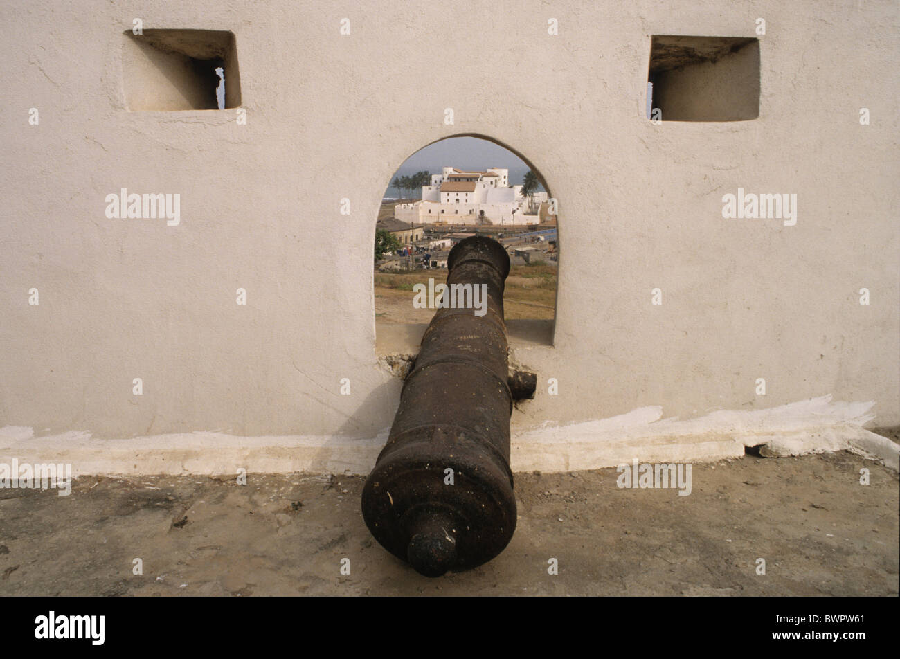 La ville d'Elmina au Ghana le château fort de Saint Georges Sao Jorge da Mina l'Afrique de l'Ouest site du patrimoine mondial de l'cannon gun Banque D'Images