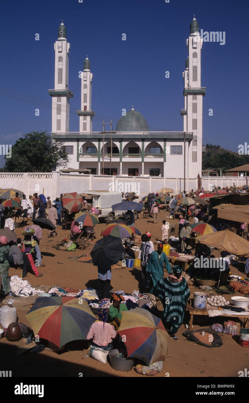 La ville de Dalaba Guinée Afrique de l'Ouest marché mosquée les populations locales Banque D'Images