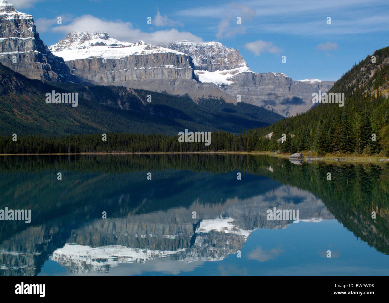 Le Lac de la sauvagine dans le parc national Jasper dans les Rocheuses canadiennes en Alberta Banque D'Images