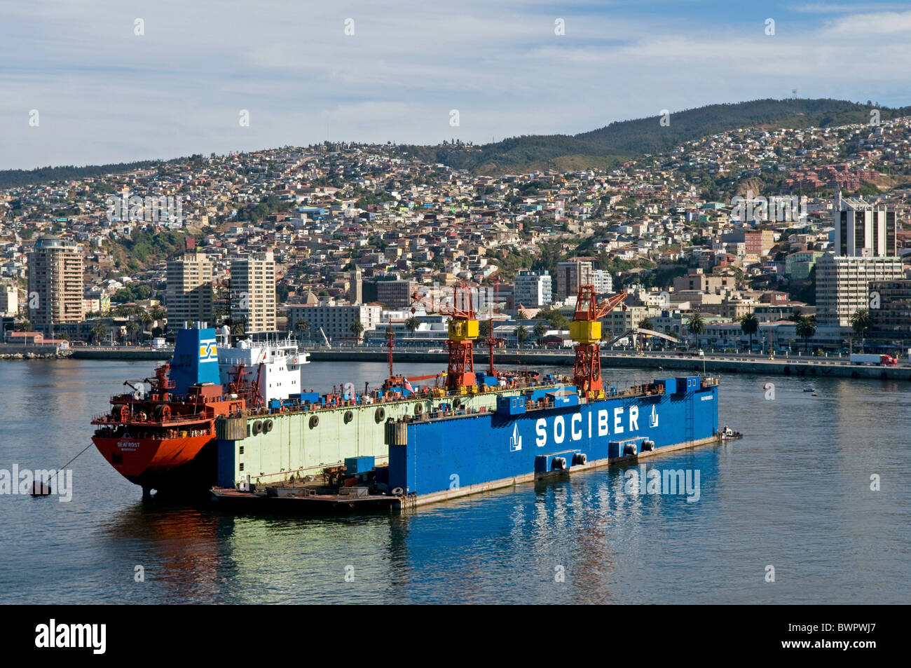 Chili Amérique du Sud Valparaiso en cale sèche flottante du port le port très animé aujourd'hui une ville au patrimoine mondial de l'UNESCO Banque D'Images