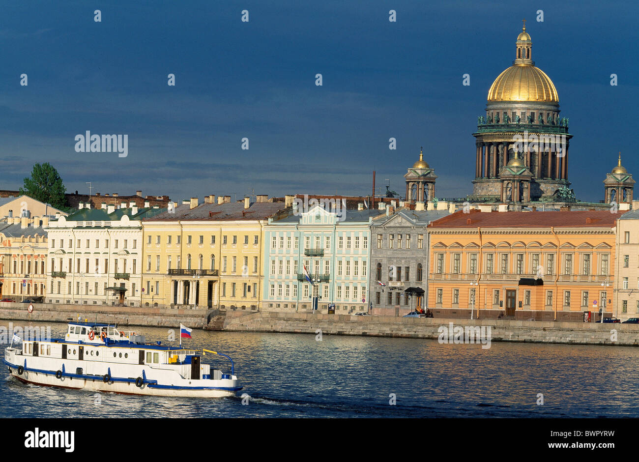 Russie Saint Petersbourg Neva Cathédrale Saint Isaac ville orthodoxe russe ville maisons navire ue promenade Banque D'Images