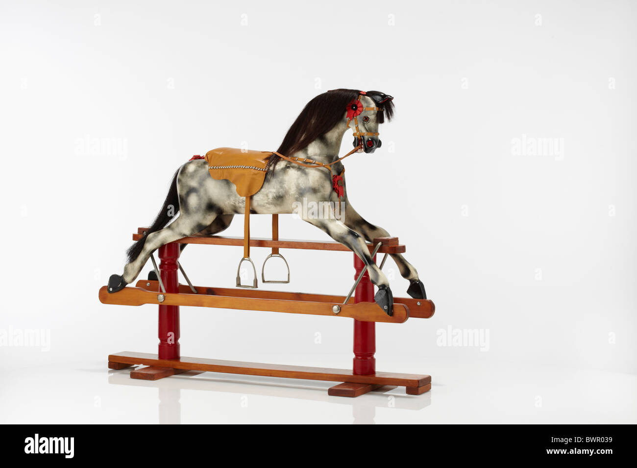 Cheval à bascule traditionnel sur un châssis en bois Banque D'Images