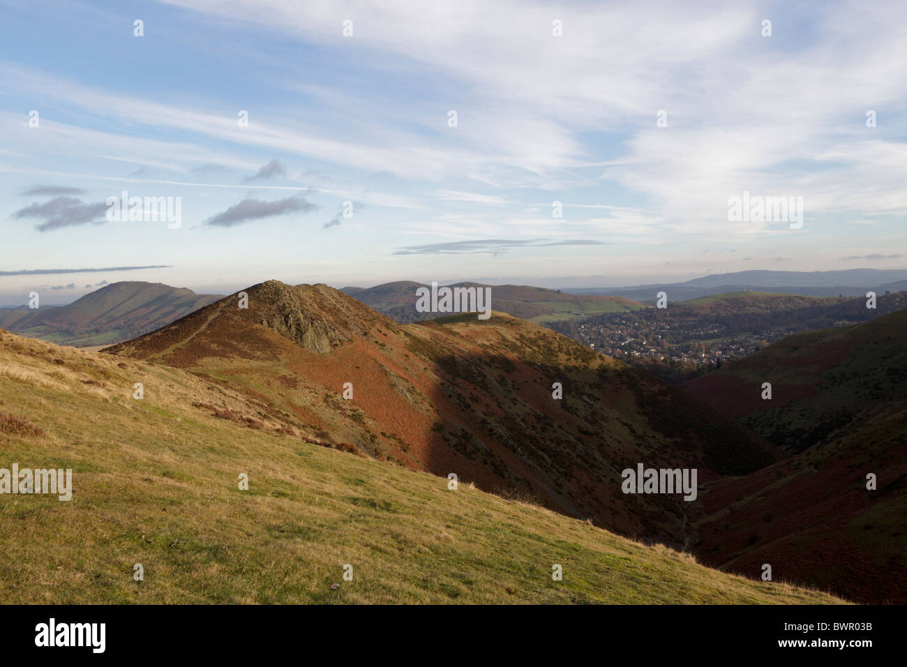 Environ 1000 pieds jusqu'au sommet et le Longmynd, affichage à l'est de la CAER Caradoc, intègre et Marie-andrée Hope Church Stretton. Banque D'Images