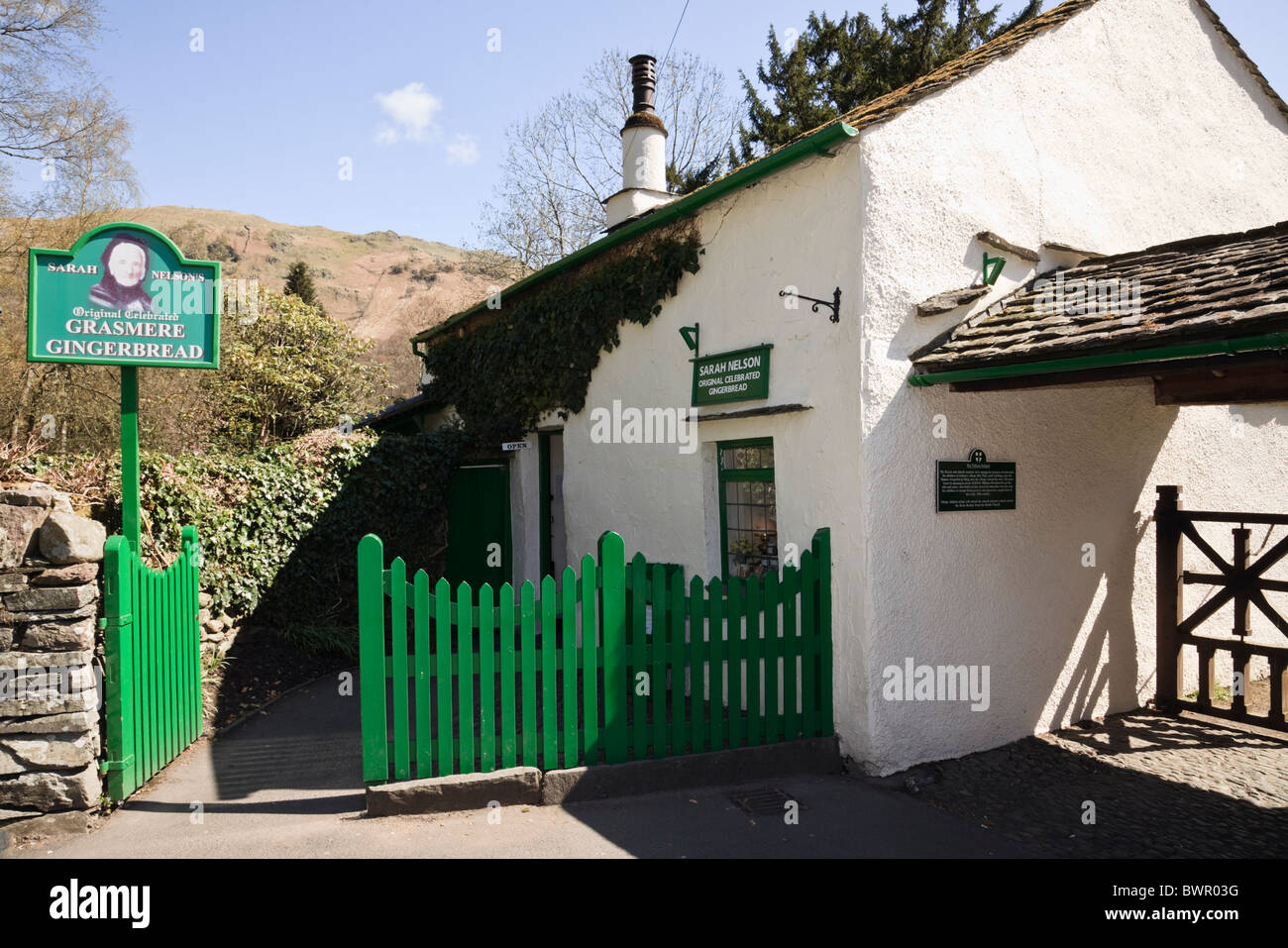 Sarah Nelson, dans une petite boutique d'Épices old school building dans Parc National de Lake District village Grasmere Cumbria England UK Banque D'Images