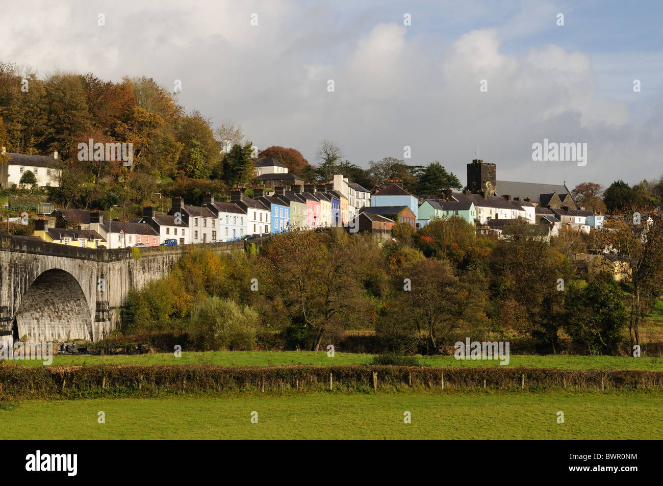 Llandeilo Ville d'Afon Tywi Rivière towy après-midi d'automne Carmarthenshire Wales Cymru UK GO Banque D'Images