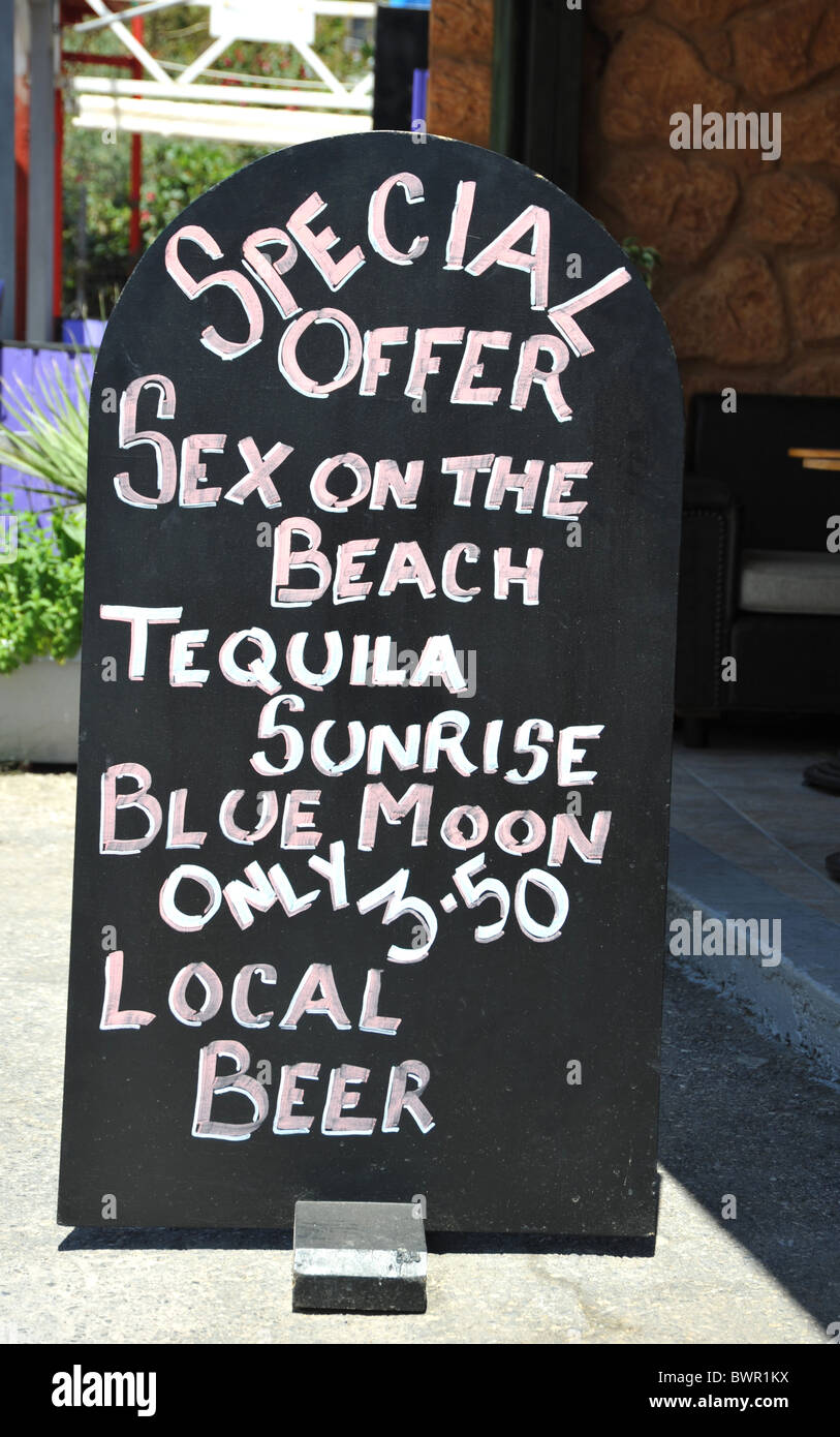 Tableau menu boissons de l'extérieur d'un bar. Banque D'Images