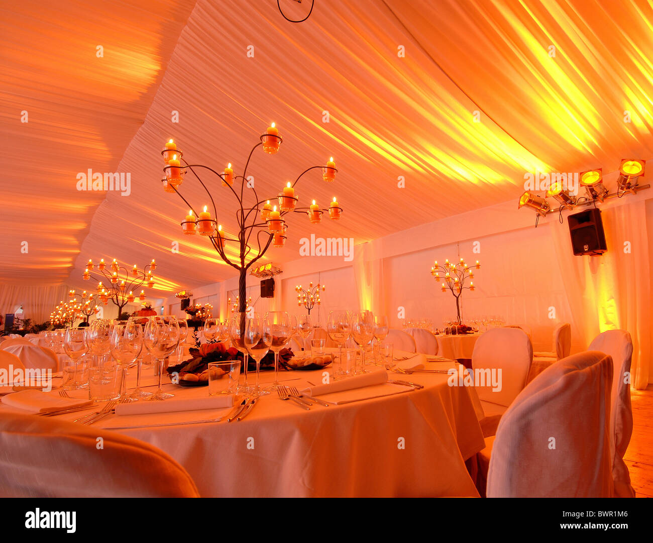 Vie de l'événement ambiance bougies chandelles ambiance table chaises tables gastronomie lunettes classy rencontrez Banque D'Images