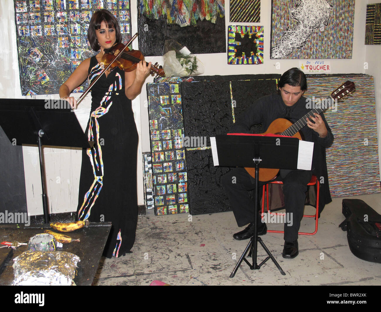Olivia Benedetto,violon, Jose Casallas, Guitare,jouer de la musique en studio de peinture Pascal Fouchart,59Rivoli, Paris, France Banque D'Images