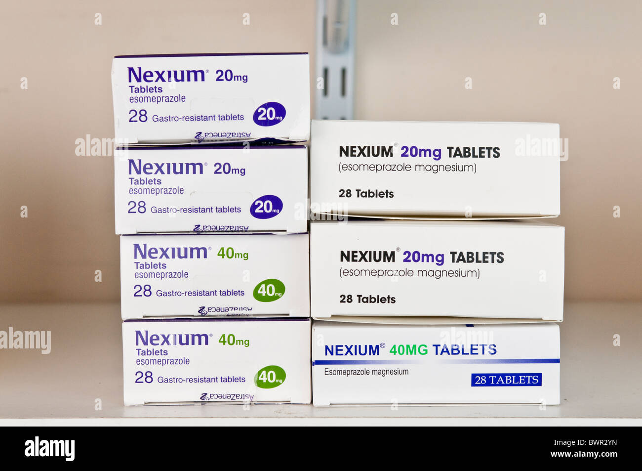 Nexium, une inhibition de la pompe à protons utilisé dans le traitement de la dyspepsie, sur une étagère de pharmacie, pour traiter l'œsophagite (d'estomac) Banque D'Images