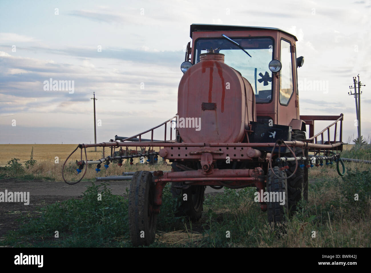 Le tracteur pour l'application d'engrais à la ferme Banque D'Images