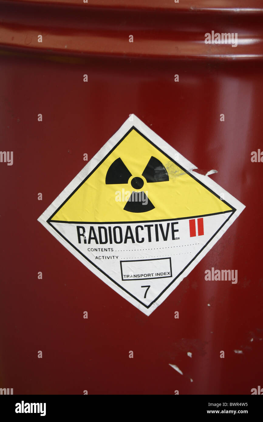 Fût métallique avec le symbole de la matière radioactive Photo Stock ...