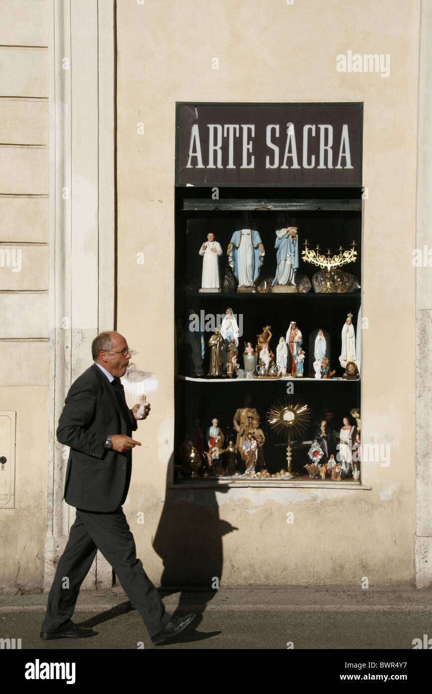 Boutique vendant des modèles religieux art peur à rome Banque D'Images