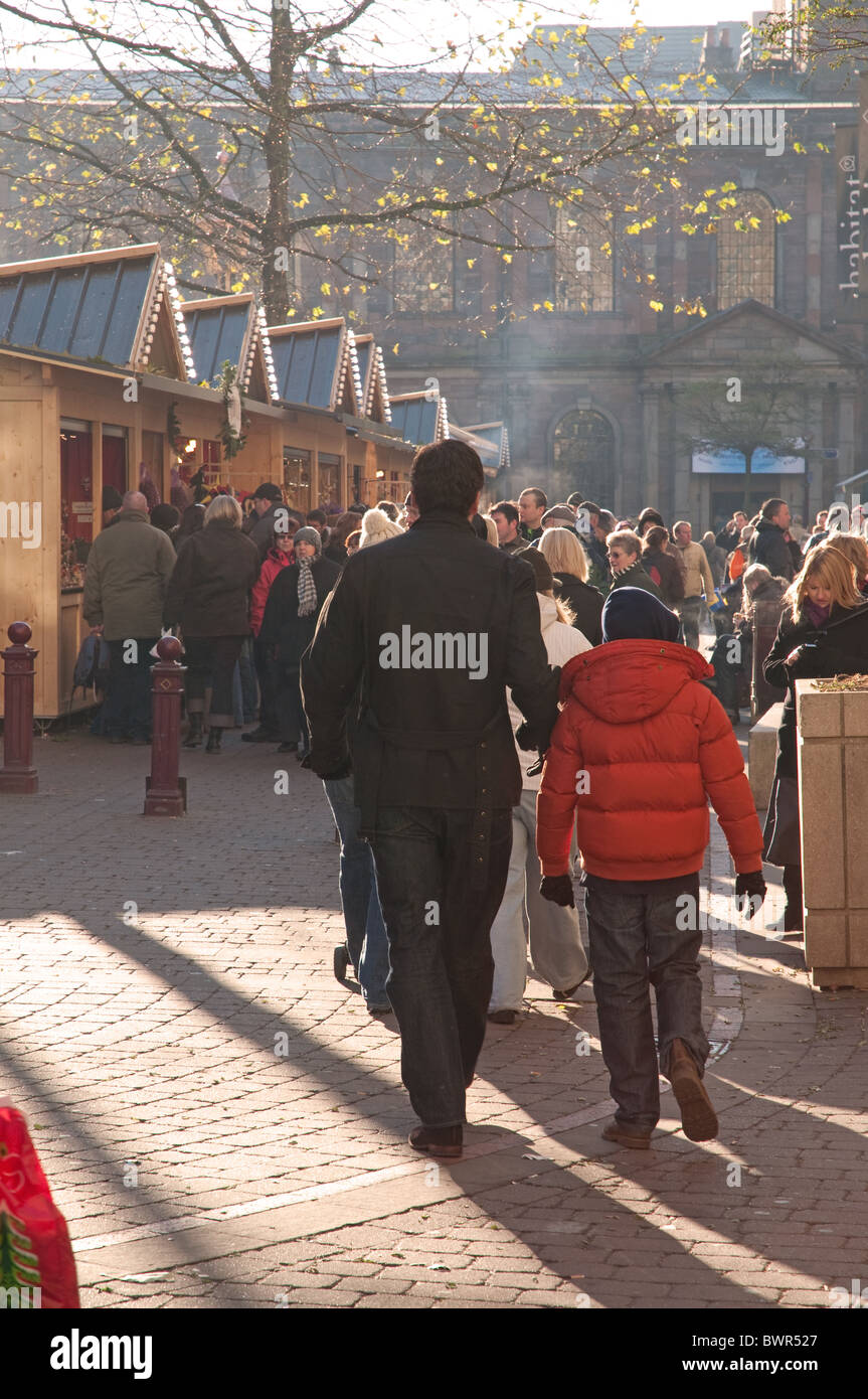 Corporation Shoppers à la Manchester's Marché de Noël, St Ann's Square. Banque D'Images