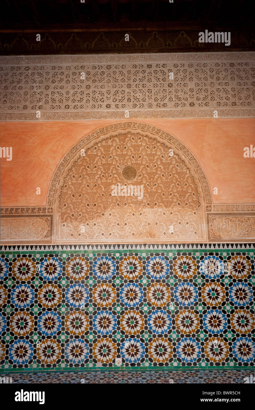 Architecture d'intérieur de l'école Coranique Ben Youssef dans la médina de Marrakech, Maroc. Banque D'Images