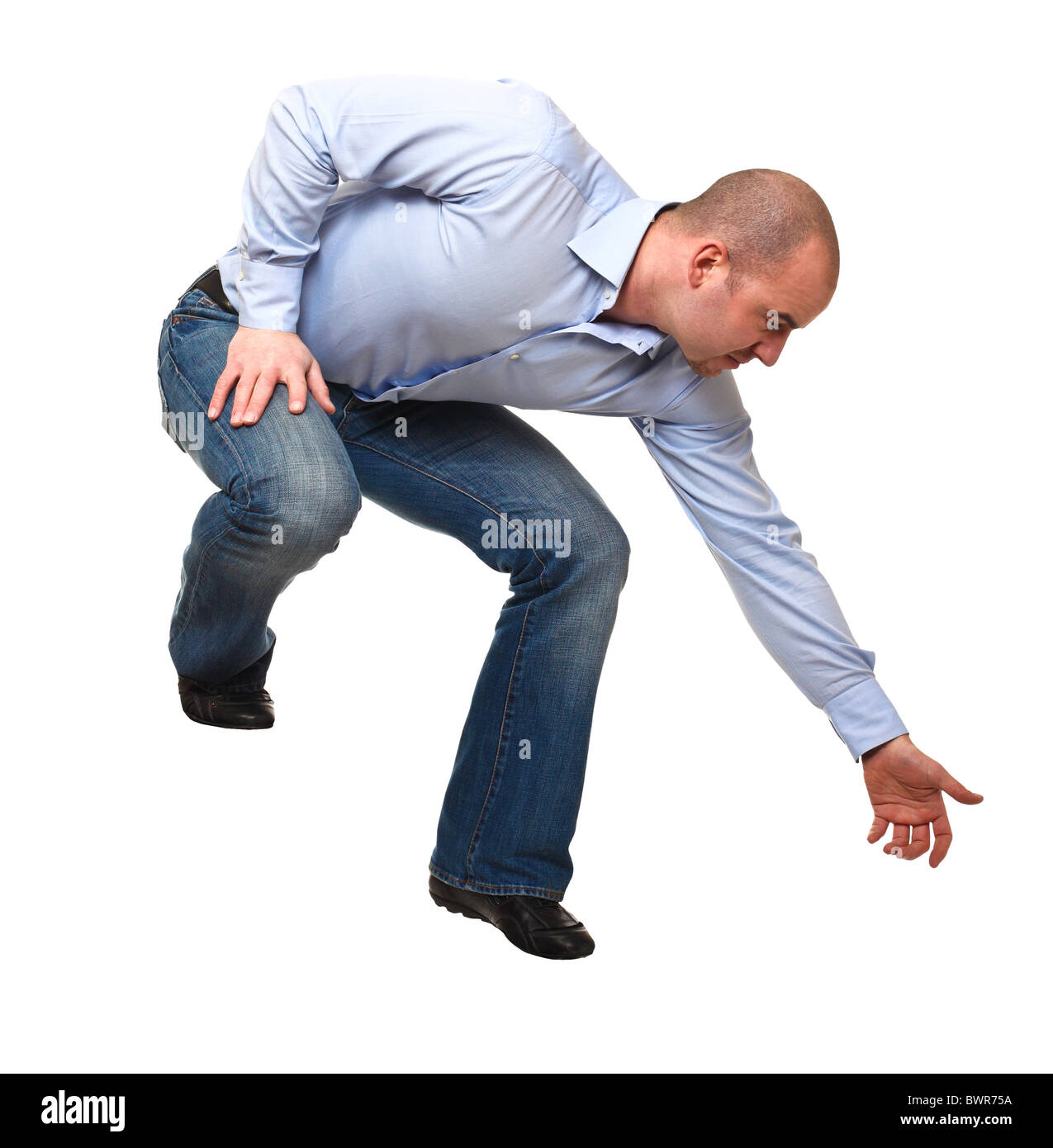 Jeune homme essayer d'offrir à part isolated on white Banque D'Images