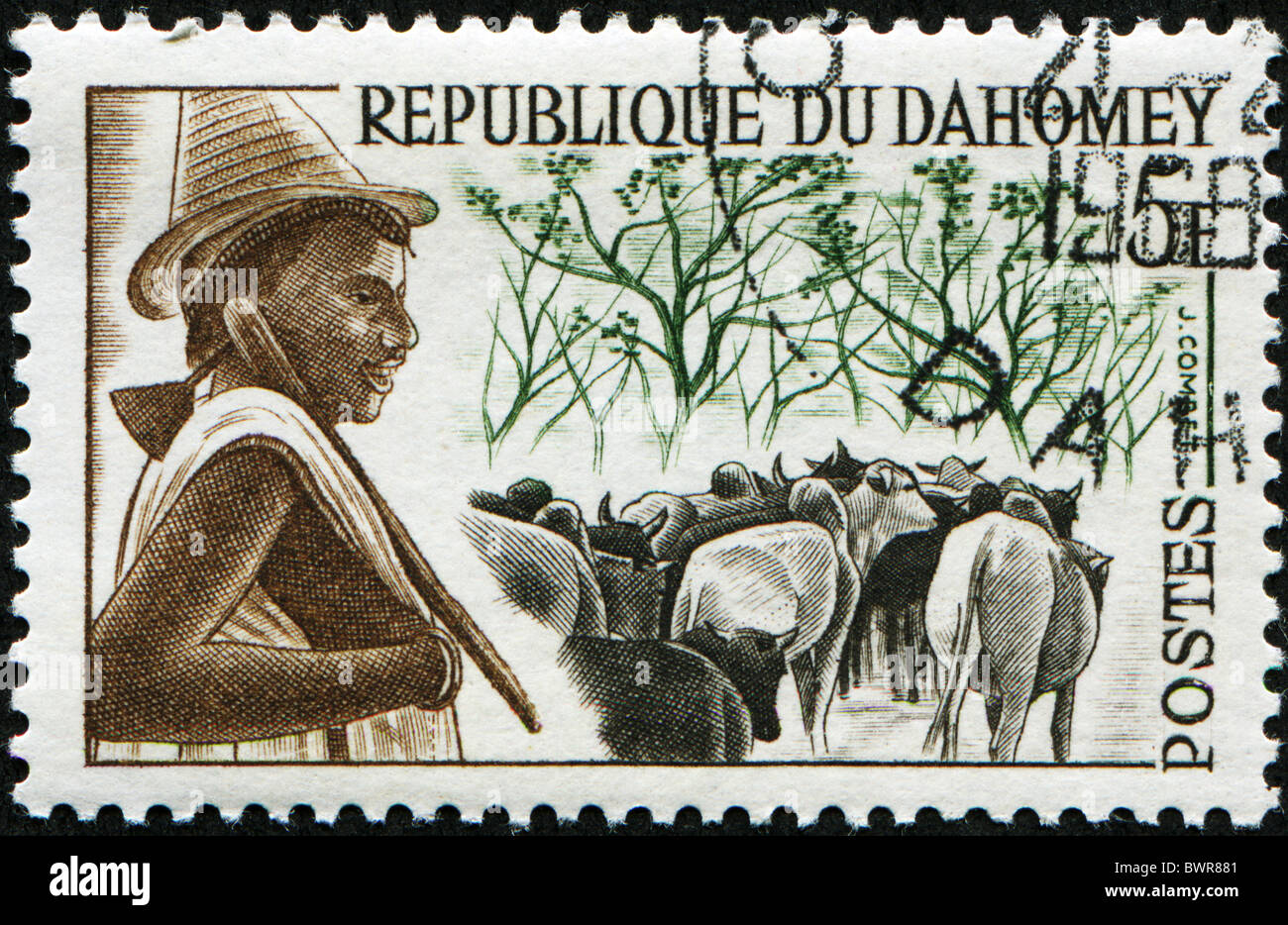 DAGOMEY - circa 1968 : timbre imprimé au Dahomey (maintenant appelé la République du Bénin) montre berger avec un troupeau de vaches, vers 19 Banque D'Images