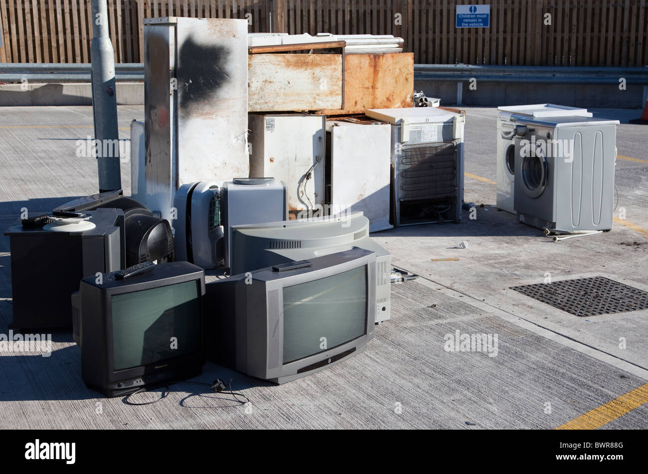 La télévision et les produits blancs au centre de recyclage pour élimination Wales UK Banque D'Images