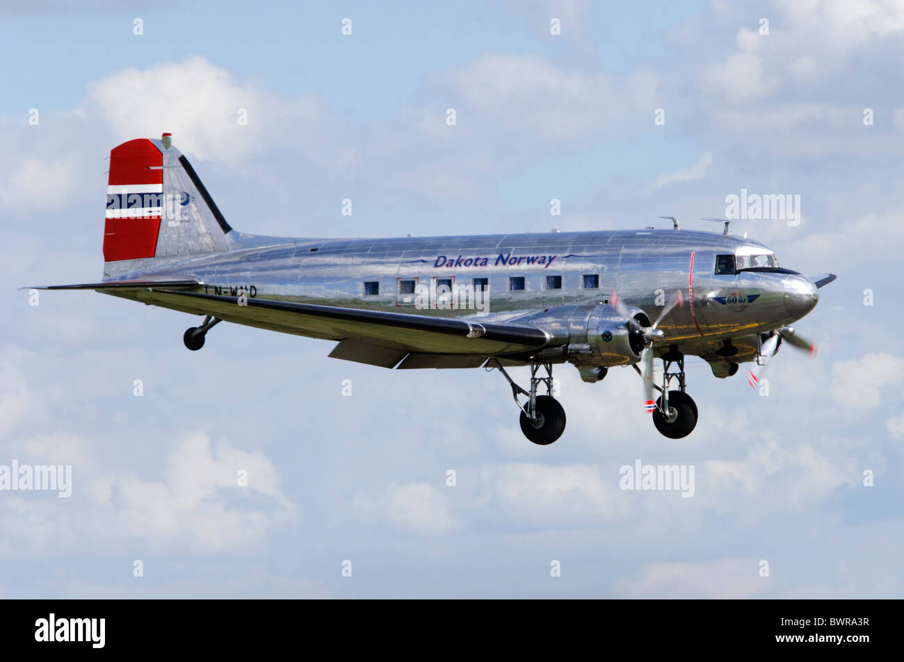 Douglas C-53D Skytrooper ( DC-3d'un Dakota ) en approche pour l'atterrissage à Duxford Flying Legends Airshow Banque D'Images