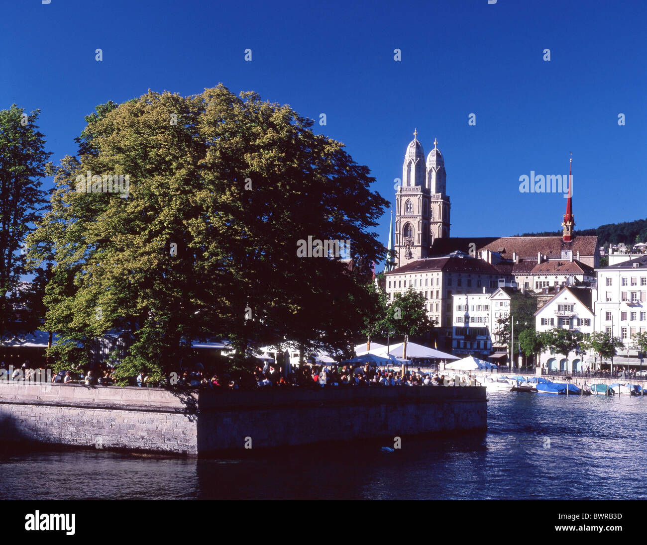 Suisse Europe City Zurich ville église Grossmunster minster Bauschanzli piétons personnes vieille ville Ri Banque D'Images