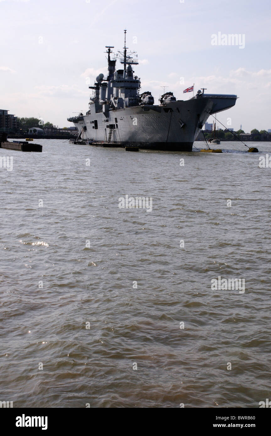 Le HMS Illustrious, porte-avions, Greenwich, la Tamise, Londres, Angleterre Banque D'Images