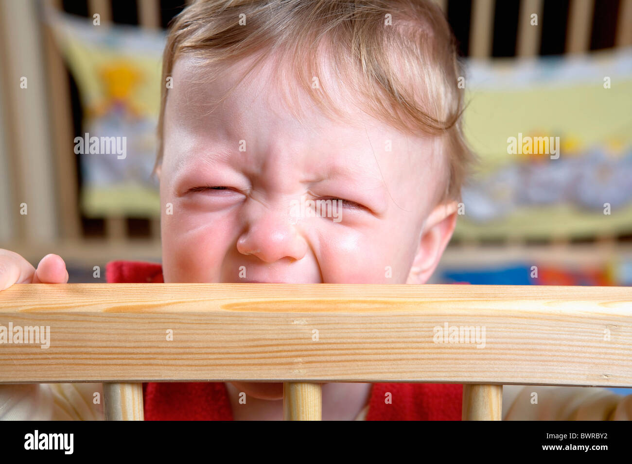 6 - 12 mois 6 à 12 mois bébé en colère Bébé Bar bars blancs caucasiens enfant enfants Close-up Conte Banque D'Images