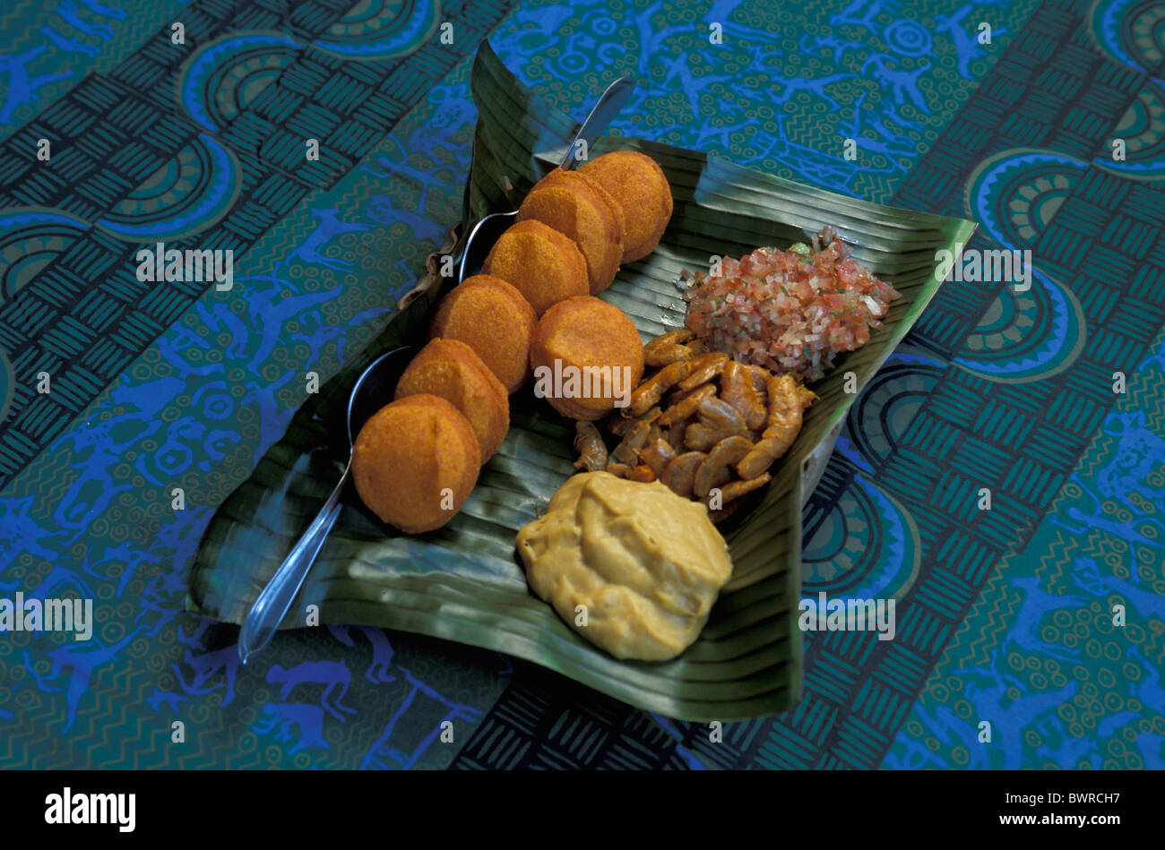 Amérique du Sud Brésil Rio de Janeiro Yoruba Restaurant Amérique du Sud Mer alimentaire plat de fruits de mer nourriture manger des feuilles de palmier Banque D'Images