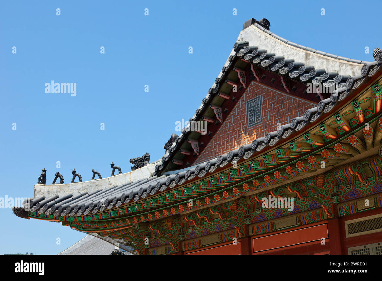 Détail de toit Gangnyeongjeon, le salon du roi, dans la région de Gyeongbokgung Seoul Corée du Sud. JMH3914 Banque D'Images