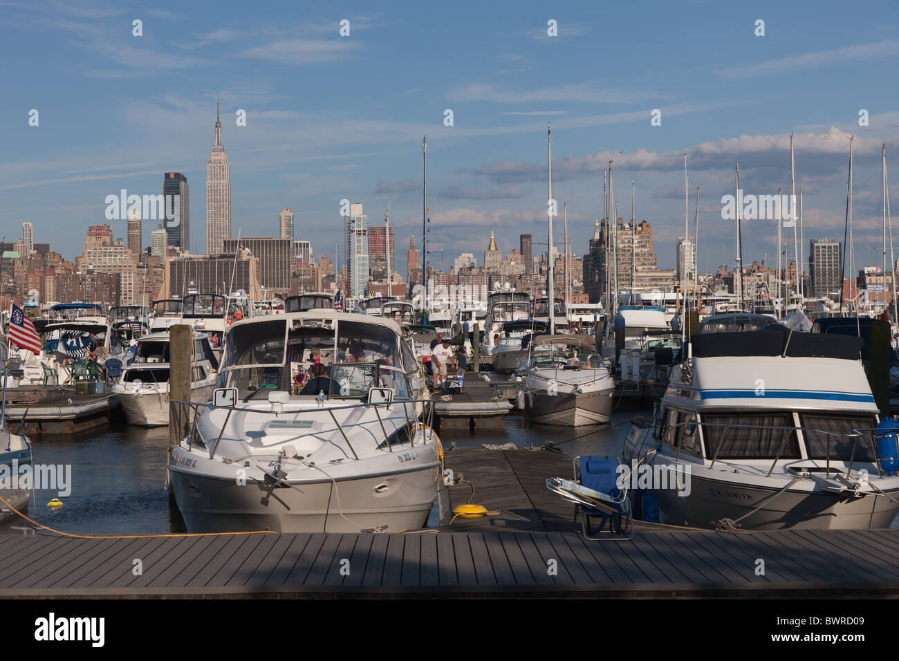 Lincoln Harbor Yacht Club à Weehawken, New Jersey avec le midtown Manhattan à travers la rivière Hudson à New York. Banque D'Images