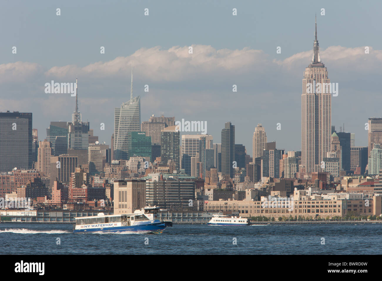 NY Waterway ferries fonctionnent de la rivière Hudson, avec l'horizon de Manhattan en arrière-plan dans la ville de New York. Banque D'Images