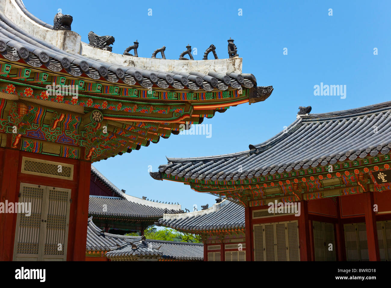 Détail de toit Gangnyeongjeon, le salon du roi, dans la région de Gyeongbokgung Seoul Corée du Sud. JMH3916 Banque D'Images