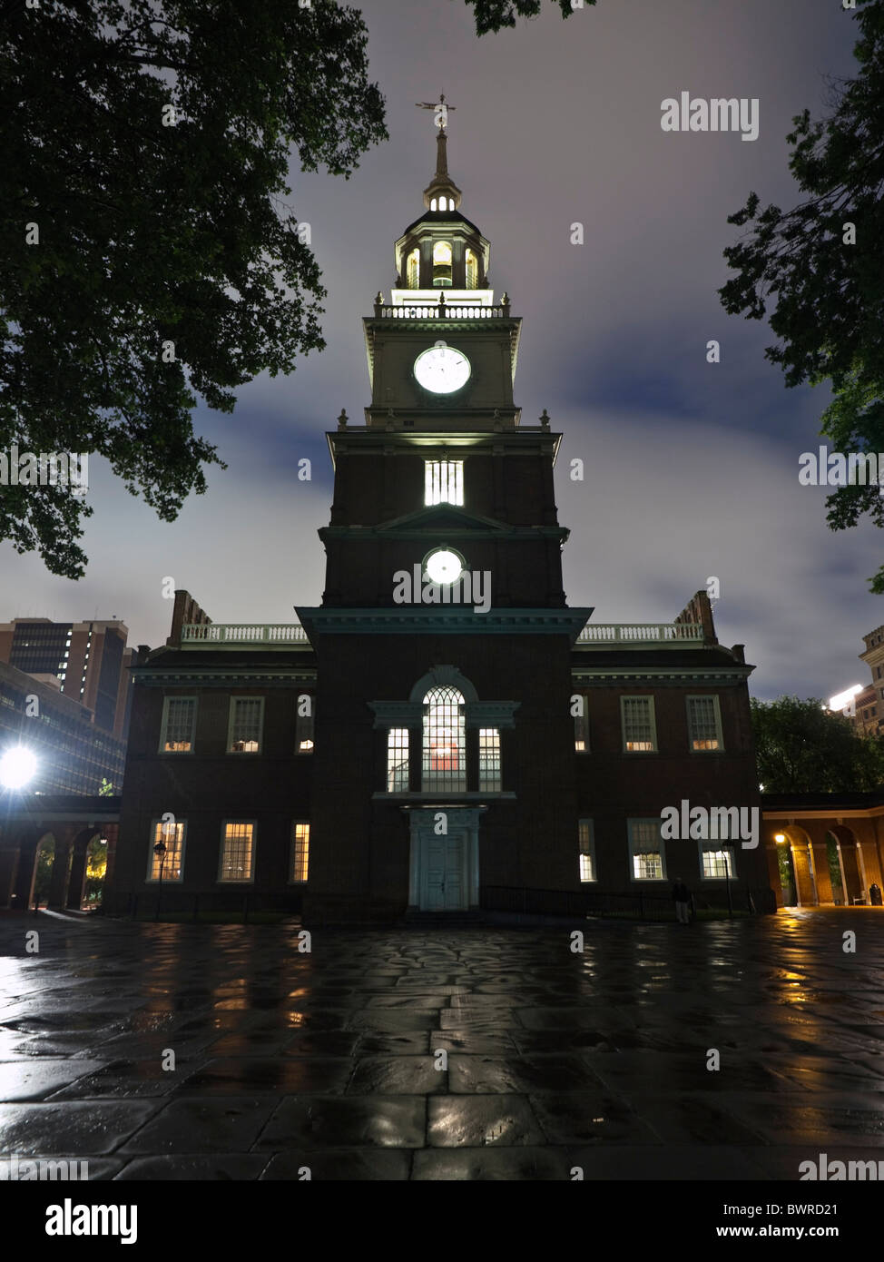 L'Independence Hall National Historic Park sur une nuit pluvieuse à Philadelphie en Pennsylvanie. Banque D'Images