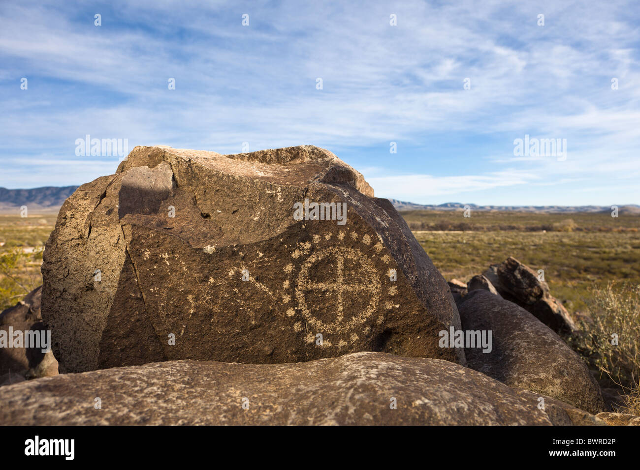 Petroglyph avec motif du point du cercle et faites par la Jornada Mogollon tribu à la Site de pétroglyphes de Trois Rivières, Nouveau Mexique USA. Banque D'Images