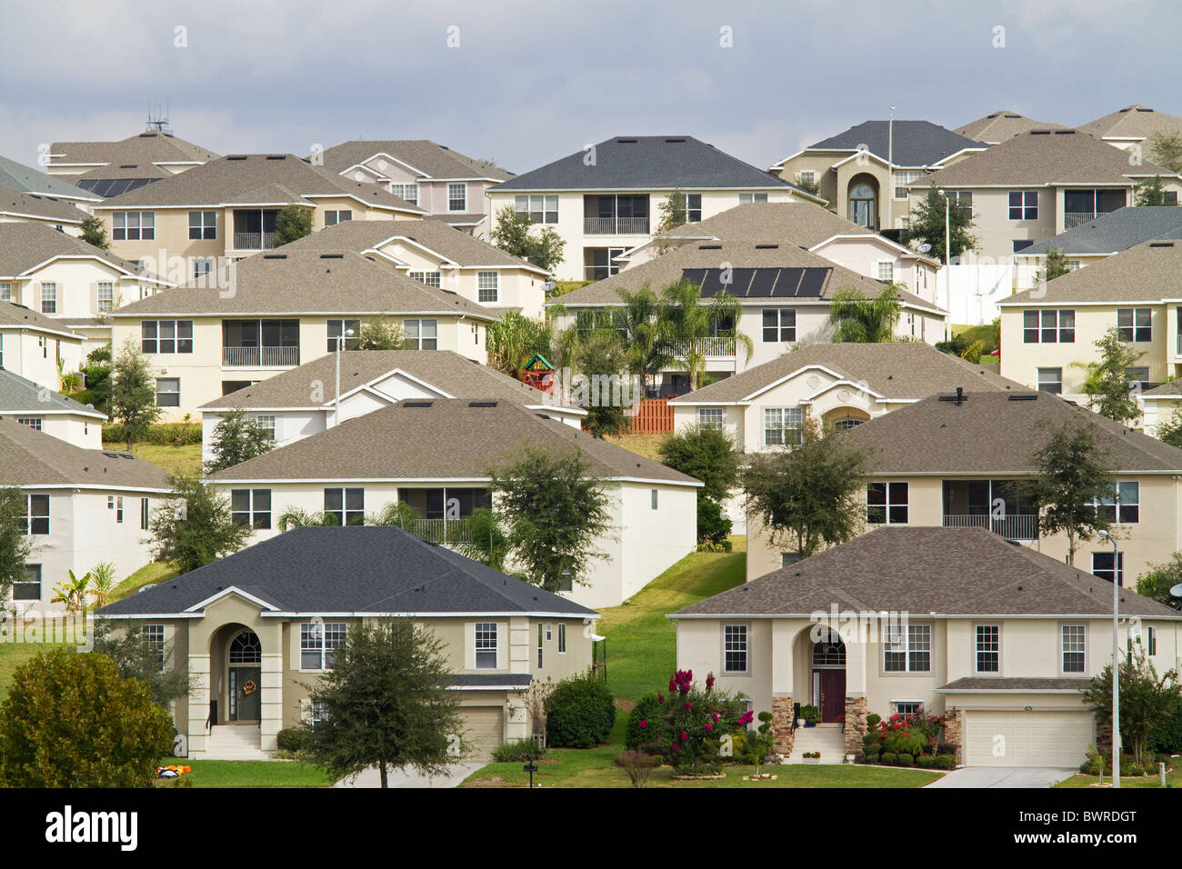 Des panneaux solaires sur la Floride quartier y compris maison avec des panneaux solaires et de nombreuses maisons. Banque D'Images