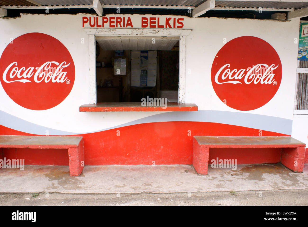 Coca cola signe sur le mur d'un Pulperia ou magasin général dans le village de Garifuna de Triunfo de la Cruz, Honduras, Amérique centrale Banque D'Images