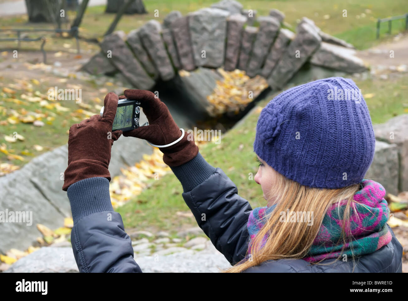 Une fille avec un appareil photo dans un parc décolle paysage d'automne Banque D'Images