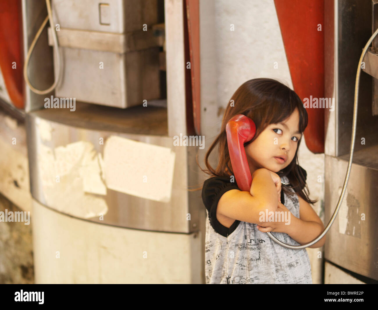 Petite fille malaisienne et téléphone Banque D'Images
