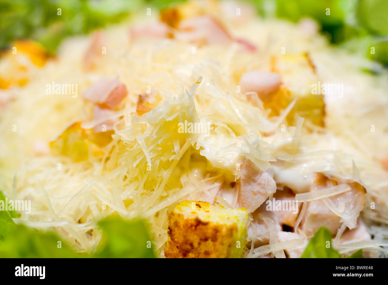 La salade césar de couper le lard fumé avec fromage râpé et de croûtons, macro Banque D'Images