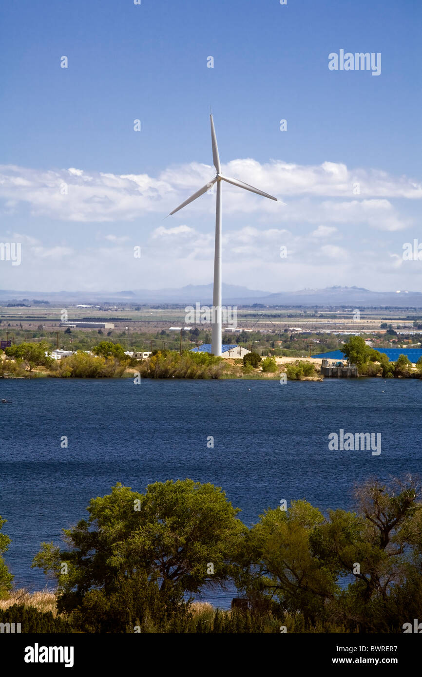 Éolienne sur Lake Palmdale. Les 318 pouvoirs turbine pied le quartier du Lac Palmdale de traitement de l'eau du comté de Los Angeles Banque D'Images