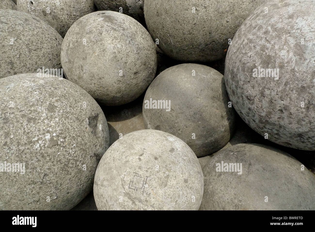 Boules de pierre, de différentes tailles et poids. Banque D'Images