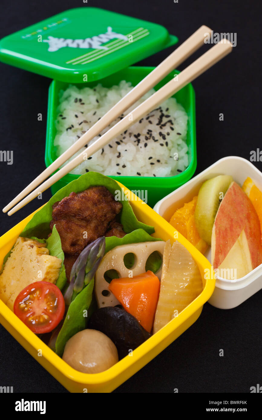 Bento ont fait un retour, et ils sont une vue commune dans les écoles japonaises où ils sont connus comme l'école ou bento bento gakko Banque D'Images